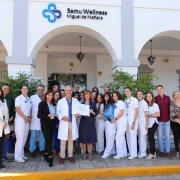 EL equipo de SAMU Wellness está de enhorabuena tras haber recibido el premio Empresa con Alma, concedido por Grupo ESSAE, por la labor que la entidad realiza en el ámbito sanitario y por su excelencia profesional y humana. Irene Prieto, directora general de ESSAE, y Carmen de la Cámara, directora de relaciones institucionales, se desplazaron al centro de Miguel de Mañara para proceder a la entrega de este galardón. Subrayaron “el trato humano y el servicio exquisito del centro, tanto al paciente como a sus familiares, que hacen de SAMU Wellness dignos merecedores de este premio”, según la valoración de los alumnos que han realizado las prácticas en el centro. Maribel Álvarez Leiva, subdirectora de SAMU Wellness, expresó su satisfacción por el reconocimiento y valoró de forma especial el hecho de que sean los propios alumnos en prácticas lo que evalúen el trabajo que realizan sus compañeros día a día. “Es un orgullo y refuerza nuestro compromiso para seguir esta línea de trabajo y mantenernos siempre alerta para mejorar”. El doctor Zoilo Fernández recogió el galardón, acompañado de Carlos Álvarez Leiva, presidente de Fundación SAMU, y todo el equipo técnico y personal asistencial del centro. SAMU Wellness tiene un convenio de practicas con la Escuela Superior de Auxiliares y Experto ESSAE con el objetivo de recibir en prácticas a sus alumnos de cursos como auxiliar de enfermería y celador, entre otros.