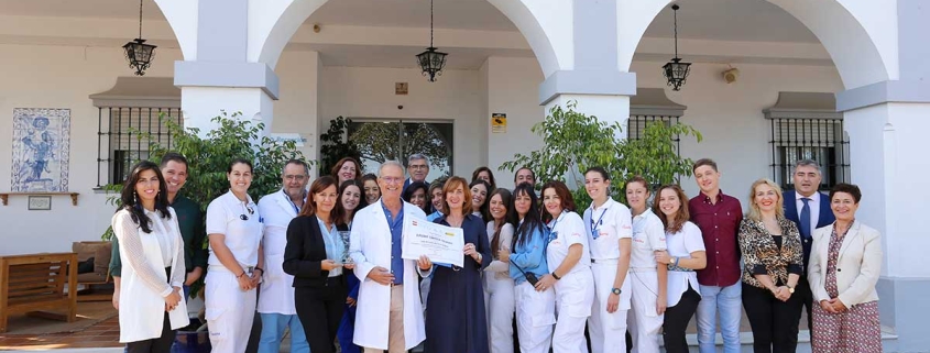 EL equipo de SAMU Wellness está de enhorabuena tras haber recibido el premio Empresa con Alma, concedido por Grupo ESSAE, por la labor que la entidad realiza en el ámbito sanitario y por su excelencia profesional y humana. Irene Prieto, directora general de ESSAE, y Carmen de la Cámara, directora de relaciones institucionales, se desplazaron al centro de Miguel de Mañara para proceder a la entrega de este galardón. Subrayaron “el trato humano y el servicio exquisito del centro, tanto al paciente como a sus familiares, que hacen de SAMU Wellness dignos merecedores de este premio”, según la valoración de los alumnos que han realizado las prácticas en el centro. Maribel Álvarez Leiva, subdirectora de SAMU Wellness, expresó su satisfacción por el reconocimiento y valoró de forma especial el hecho de que sean los propios alumnos en prácticas lo que evalúen el trabajo que realizan sus compañeros día a día. “Es un orgullo y refuerza nuestro compromiso para seguir esta línea de trabajo y mantenernos siempre alerta para mejorar”. El doctor Zoilo Fernández recogió el galardón, acompañado de Carlos Álvarez Leiva, presidente de Fundación SAMU, y todo el equipo técnico y personal asistencial del centro. SAMU Wellness tiene un convenio de practicas con la Escuela Superior de Auxiliares y Experto ESSAE con el objetivo de recibir en prácticas a sus alumnos de cursos como auxiliar de enfermería y celador, entre otros.