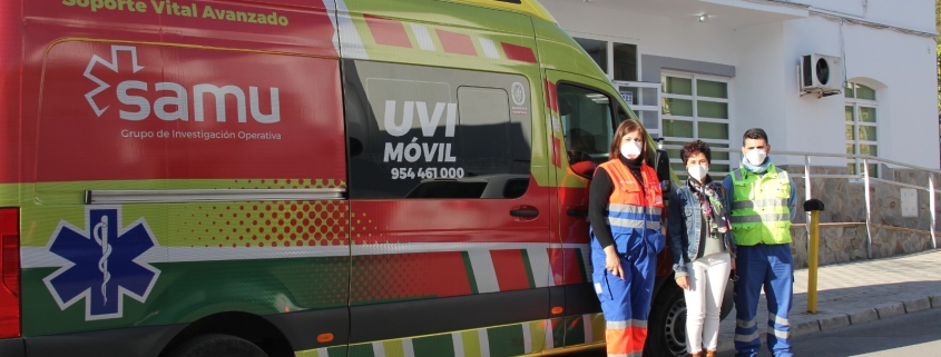 La delegada municipal de Salud de Gelves, Alicia Oliveros, junto al personal del SAS y SAMU