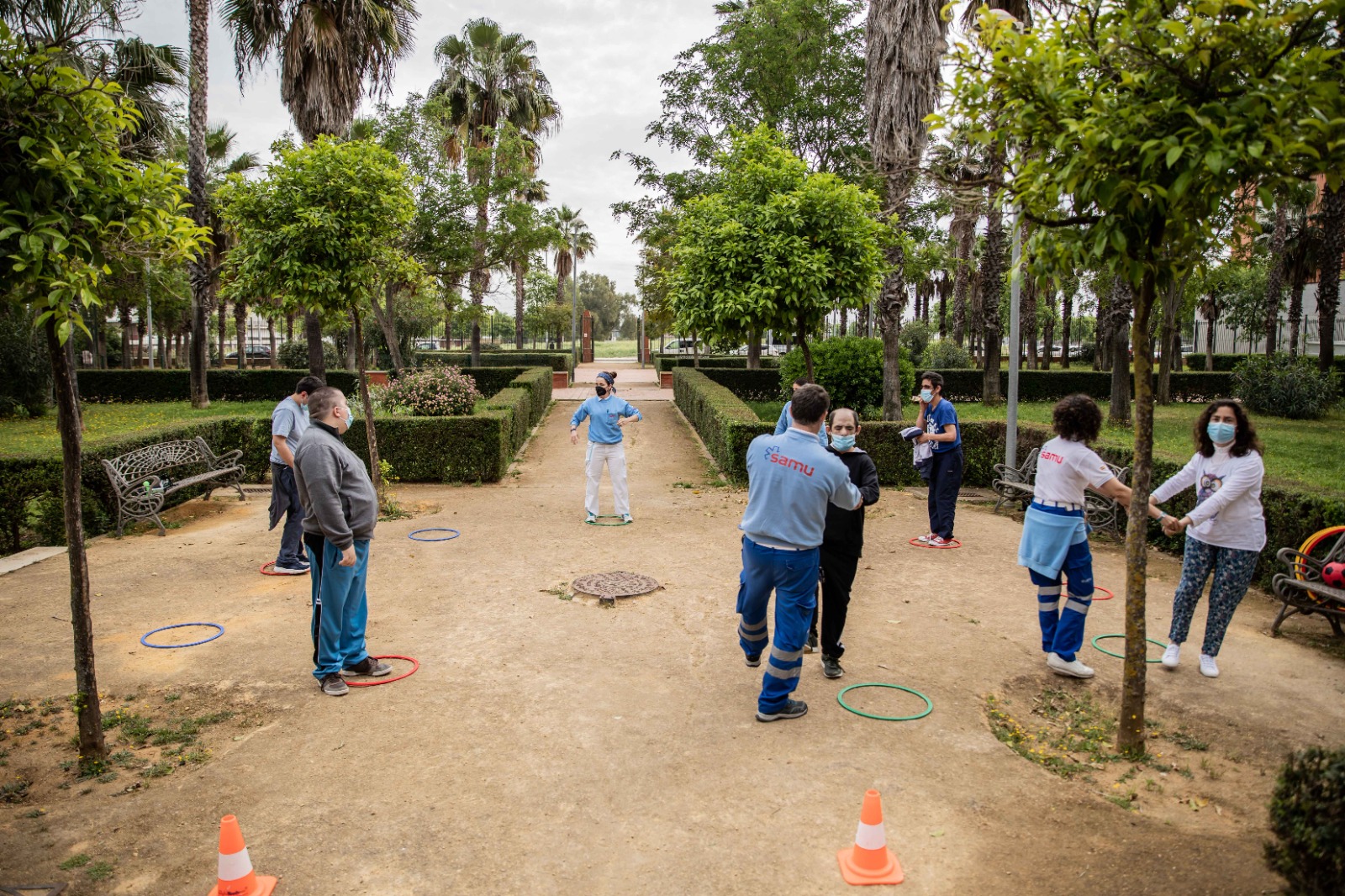 Usuarios de la UED San Lucas de SAMU hacen ejercicio físico al aire libre.