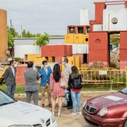 Visita del comisionado para el Polígono Sur a Escuela SAMU