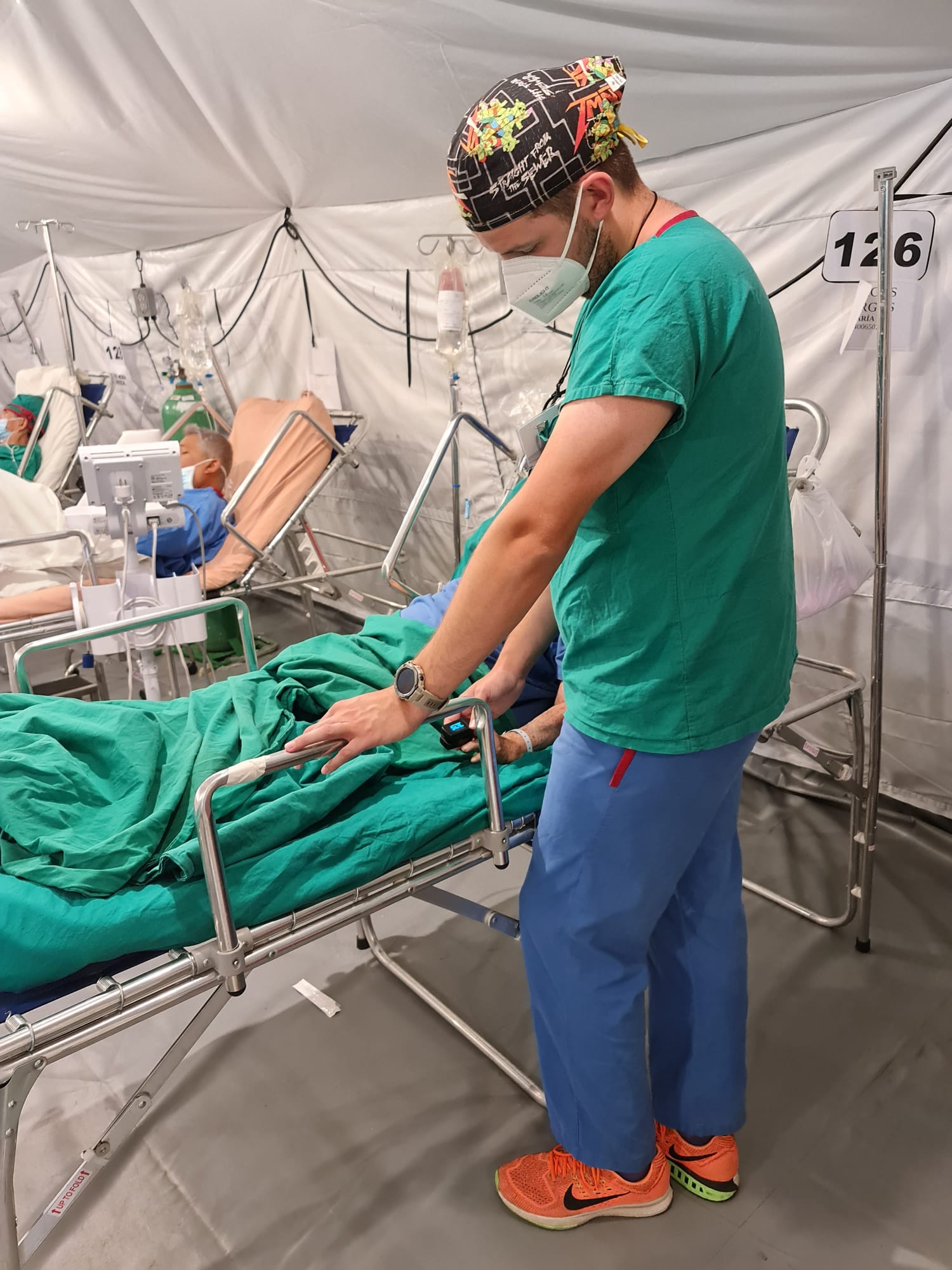 Un sanitario de SAMU atiende a un paciente en Costa Rica