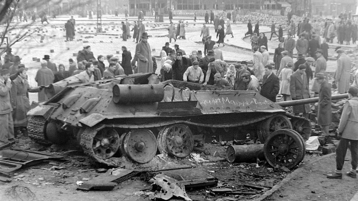Tanque soviético destruido en Budapest durante la revolución de 1956.