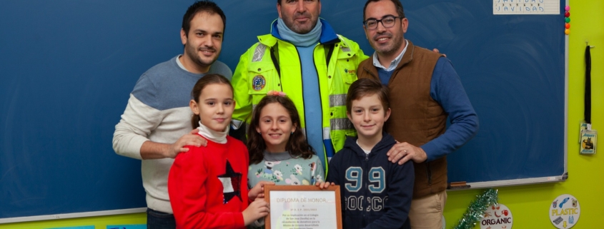 Los alumnos del Colegio San José SS. CC. de Sevilla, junto a sus profesores y Borja González de Escalada, vicepresidente de Fundación SAMU.