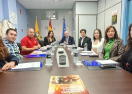 Los representantes de SAMU y del municipio de Santo Domingo, en la sede de SAMU en Sevilla.