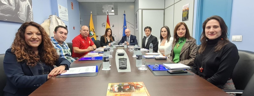 Los representantes de SAMU y del municipio de Santo Domingo, en la sede de SAMU en Sevilla.