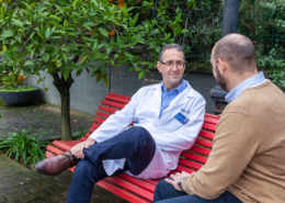 El doctor Pedro Seijo, psiquiatra de SAMU Wellness, junto a un paciente.