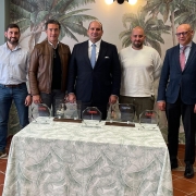 Los tres miembros del equipo cinológico junto a Carlos González de Escalada y José Antonio Trujillo.