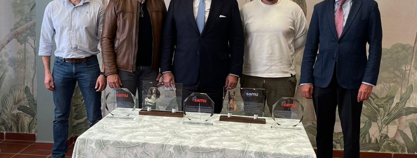 Los tres miembros del equipo cinológico junto a Carlos González de Escalada y José Antonio Trujillo.