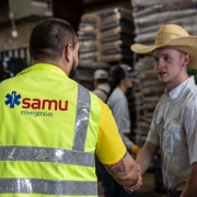 Un voluntario de SAMU saluda a un miembro de los equipos de respuesta locales.