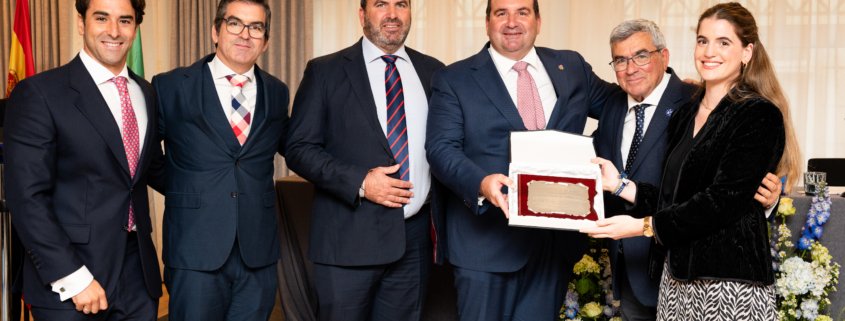 Carlos González de Escalada, presidente de SAMU, junto a sus hermanos, su padre y su hija.